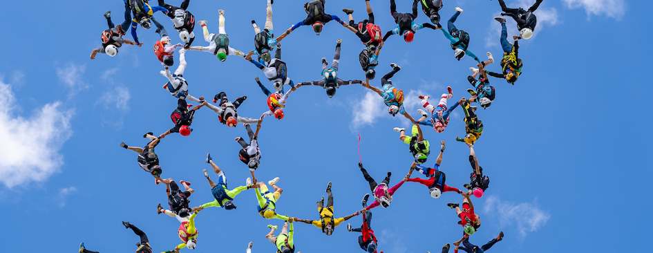 8 people doing a hybrid tube and streamer skydive